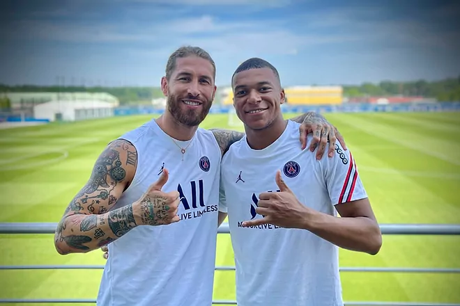 Sergio Ramus finalmente se deja un regalo de Navidad mientras juega con su ex compañero de equipo, Mbappe