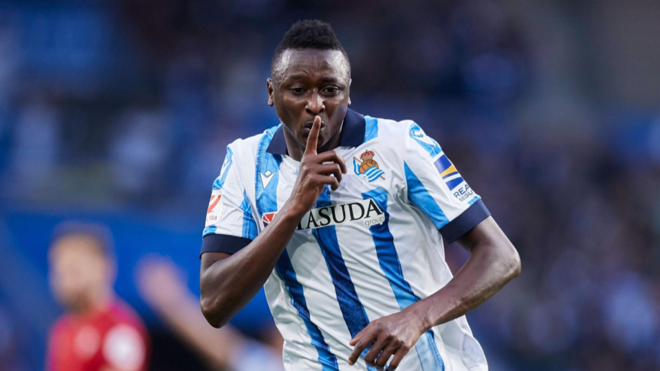 Un jugador del Real Sociedad que marcó un gol para ellos el día anterior, Umar Sadiq, ha confirmado su préstamo a Sevilla