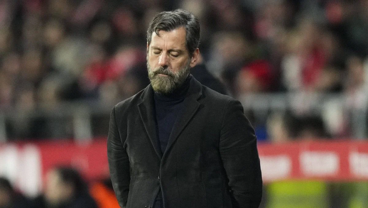 Quique Sánchez Flores está a punto de besarse es el trabajo de Sevilla