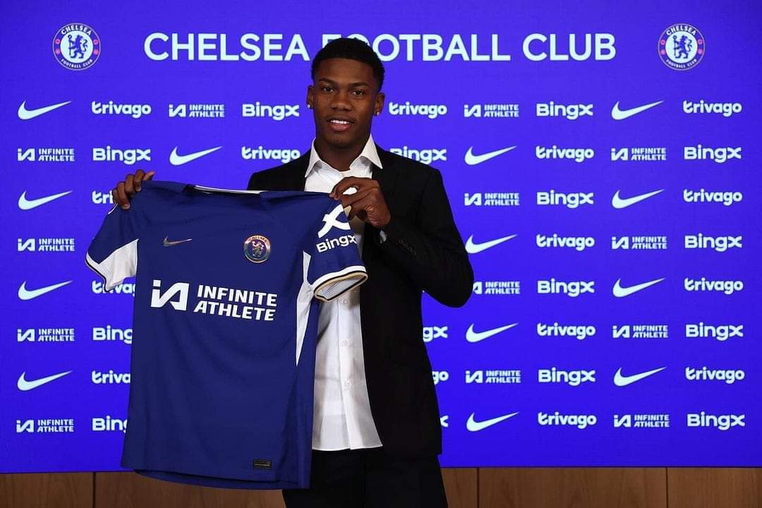 Dujuan Richards has officially completed his transfer from the Phoenix Academy to Chelsea