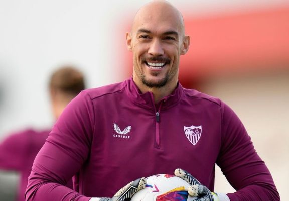 El Sevilla FC confirma el reemplazo del portero