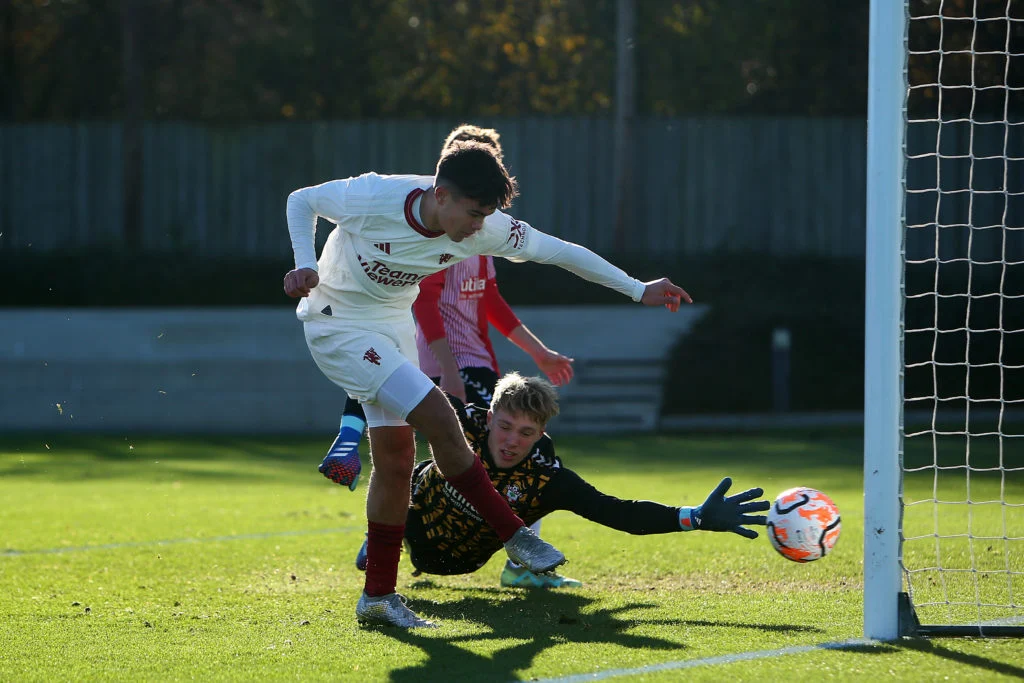 Following his punch to Hojlund, the 17-year-old attacker is currently training with Manchester United’s first squad