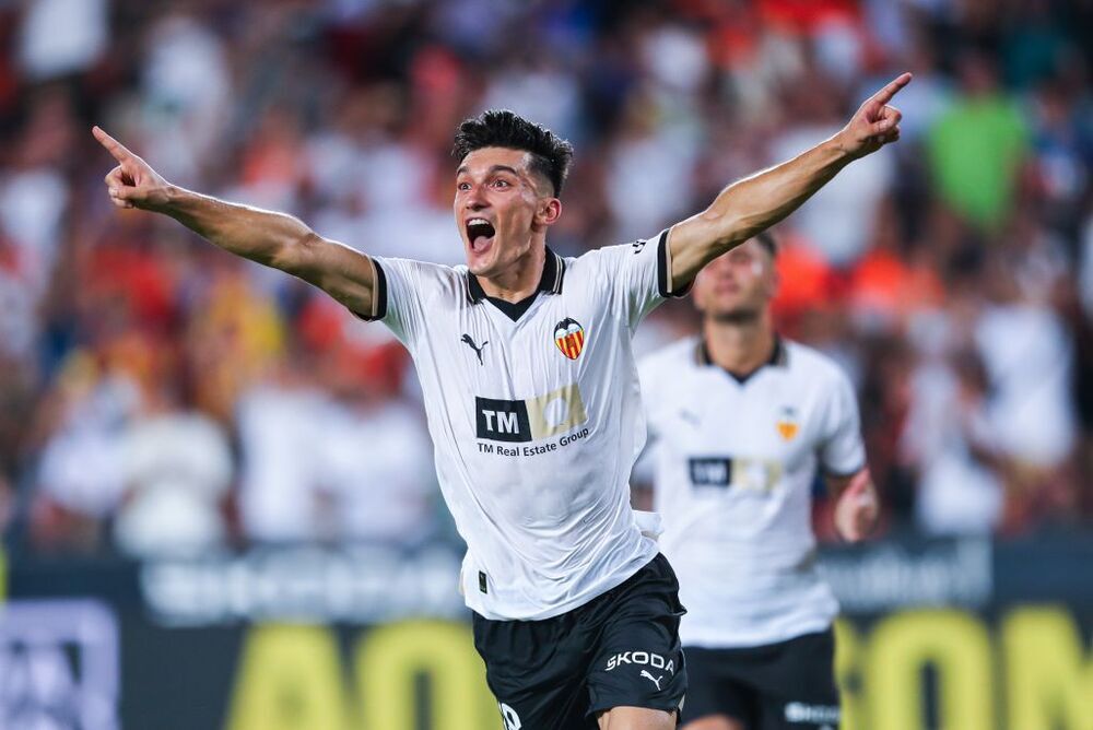 ¡Felicidades! El Centrocampista del Valencia CF, Pepelu, se Convierte en Padre ya que su Novia Embarazada Dio a Luz a un Niño esta Noche en…