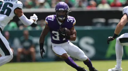 Stunning: Myles Gaskin Weaves Through Eagles’ Defense on 20-Yard Run