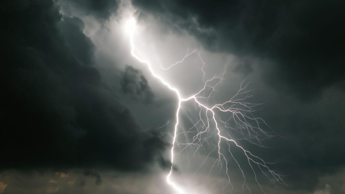 “Brace Yourselves: Severe Thunderstorms Set to Batter the UK This Weekend Amid Potential Weather Warnings”