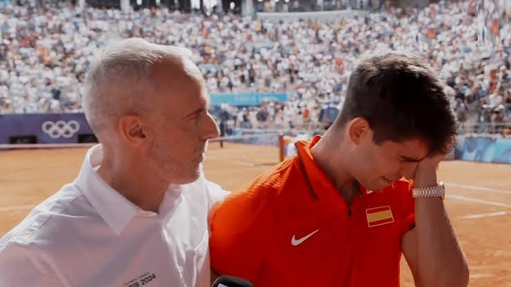 Carlos Alcaraz Llora Tras Perder la Final Olímpica Contra Novak Djokovic en París 2024