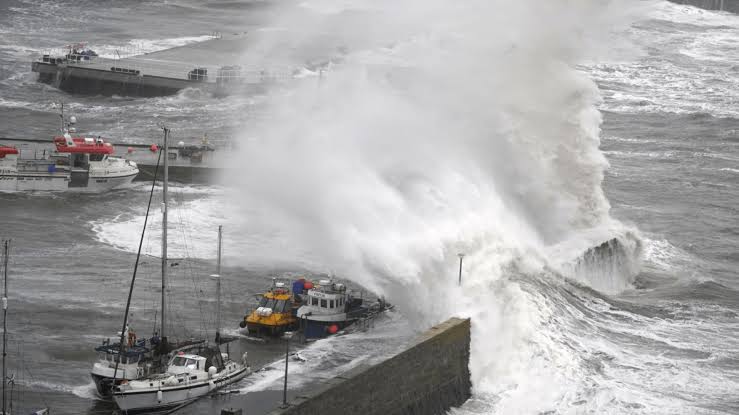 Brace for Impact: ‘Weather Bomb’ to Bring 60mph Winds and High Tides to the UK This Weekend!